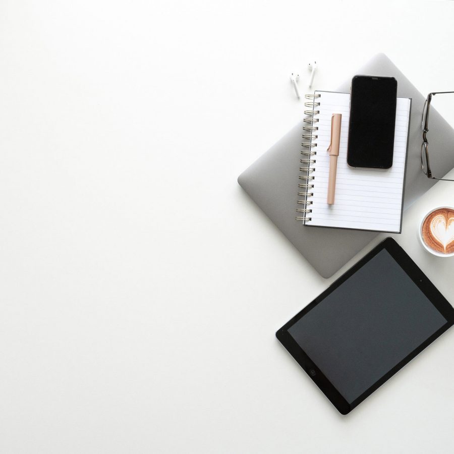 Laptop, Tablett und Smartphone auf dem Tisch Laptop, Tablett und Smartphone auf dem Tisch